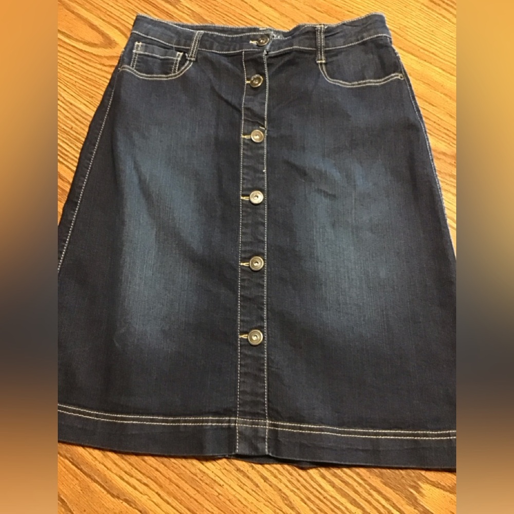 Women’s size 10 Baccini button down with pockets Dark Blue Denim Skirt